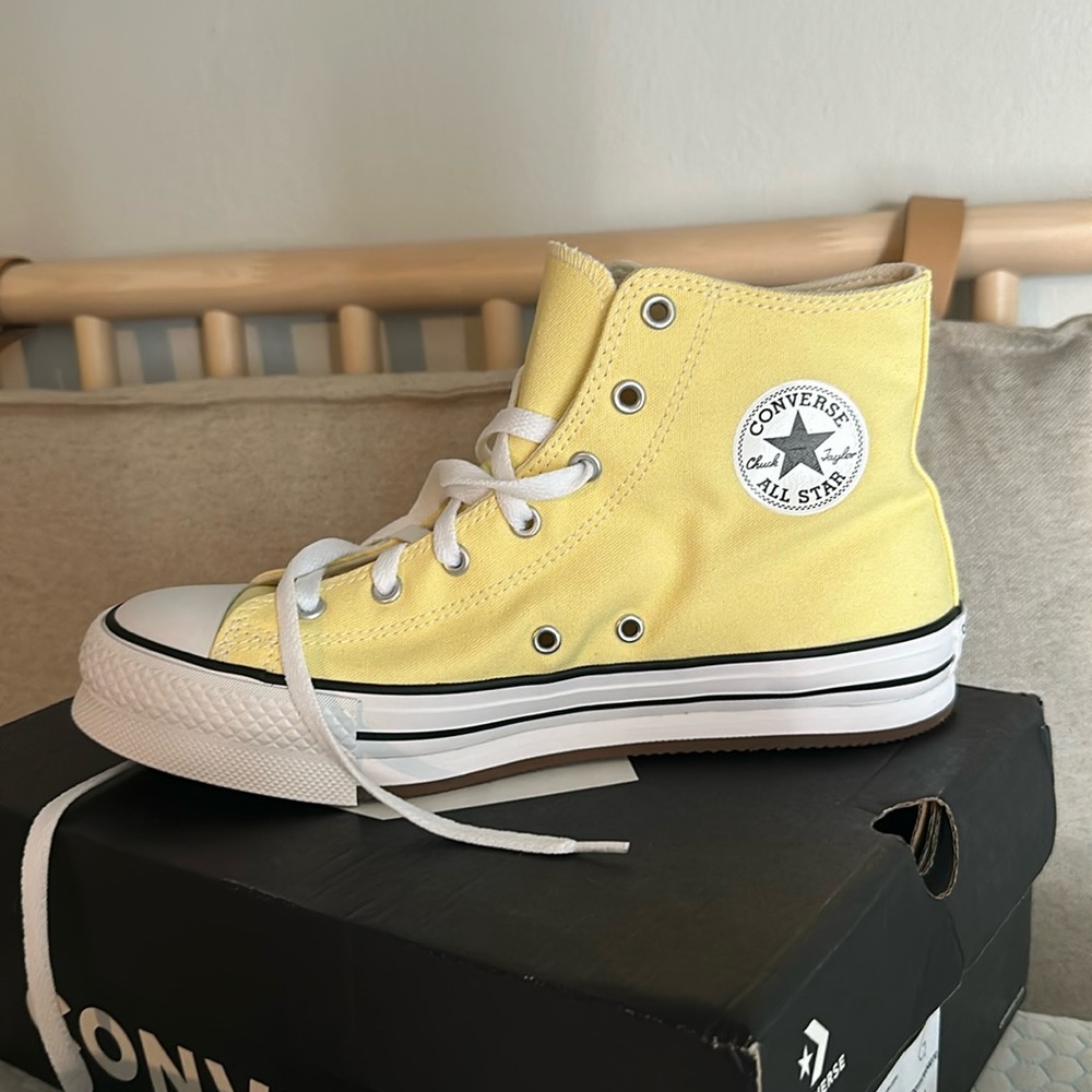 Converse Soft Sunshine ☀️ NWB size kid 7 8.5 Women